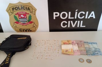 Homem é preso em flagrante com crack em Guzolândia e polícia cumpre mandado por estupro de vulnerável