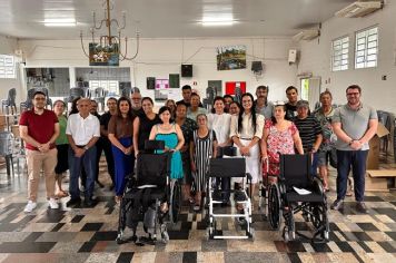 Saúde de Auriflama entrega cadeiras de rodas em parceria com Hospital Ritinha Prates