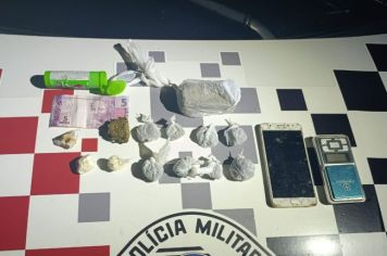 Homem foge pelos telhados para tentar escapar da polícia, mas é preso por tráfico 
