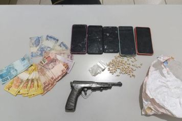 Em Guzolândia, ação policial termina em prisões e apreensão de drogas e armas