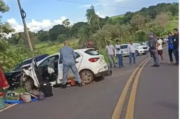 Colisão entre carro e caminhonete deixa um morto e feridos em Vicentinópolis