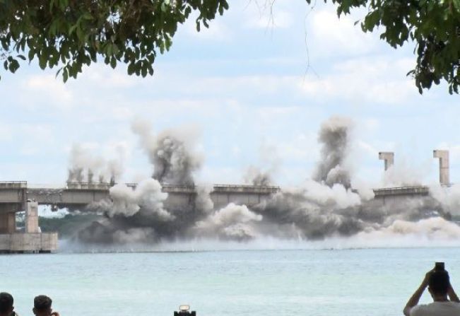 Estado realiza implosão de ponte em Barbosa para ampliar fluxo de embarcações na hidrovia
