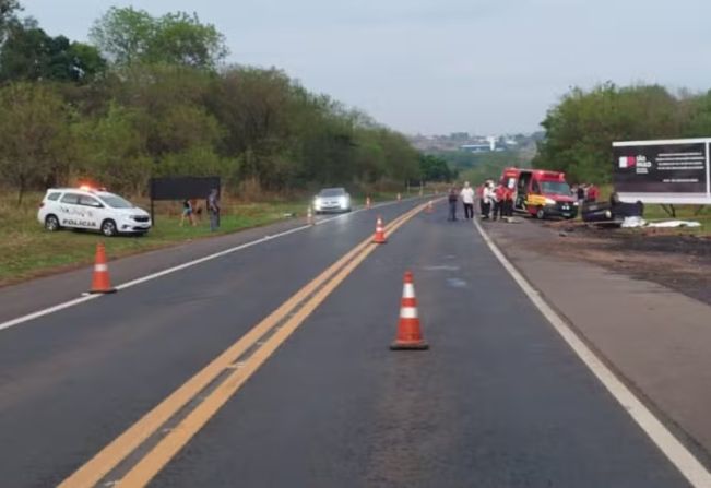 Motorista e passageiro morrem após serem atingidos por outro carro em cruzamento em rodovia de Itajobi