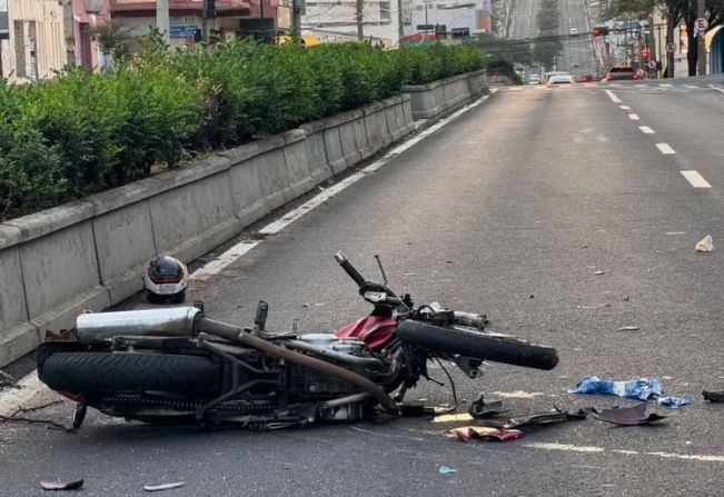 Motociclista fica gravemente ferido após batida em cruzamento