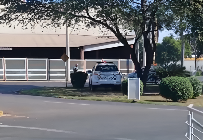 Juiz aposentado é preso após atropelar ciclista ao dirigir carro com mulher nua no banco do passageiro