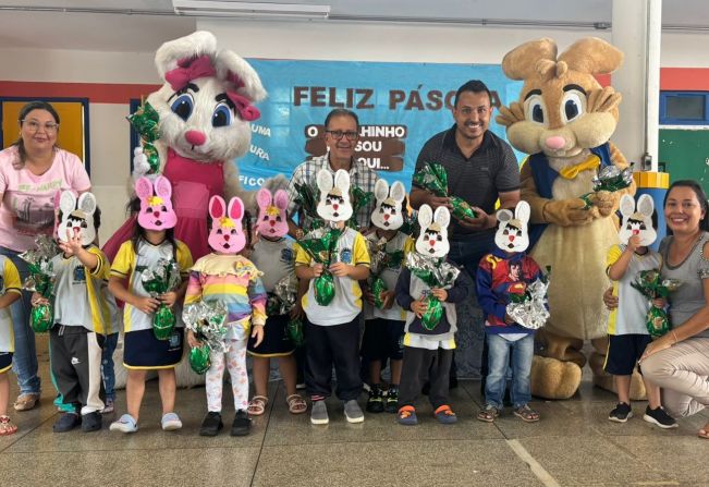 Prefeito Júnior participa de entrega de ovos de chocolate a alunos em Guzolândia