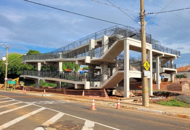 Quatro trabalhadores ficam feridos após passarela 