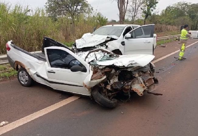 Região: Acidente entre dois veículos e um caminhão em rodovia mata uma mulher