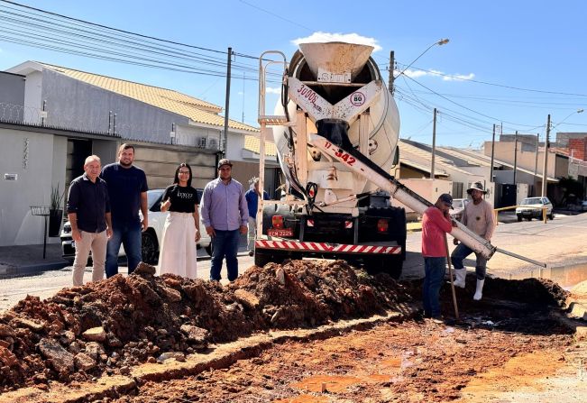 Prefeitura de Auriflama inicia obra de sarjetão no Colinas Parque para melhorar escoamento de água