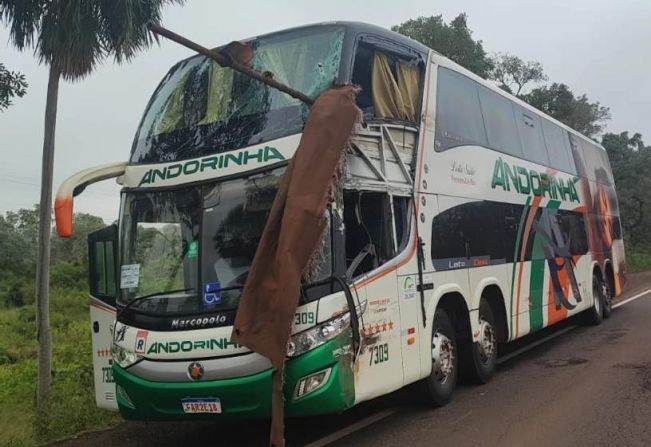 Dois passageiros morrem após barra de ferro atravessar ônibus