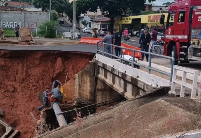 Mulher fica ferida após cair em cratera aberta em avenida de Birigui