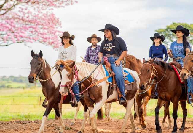 Em Nova Luzitânia, cavalgada reúne tradição, música e grande público