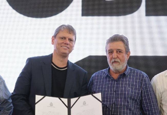 Ex-prefeito de Guzolândia é denunciado após se apresentar como atual gestor em evento com Tarcísio de Freitas