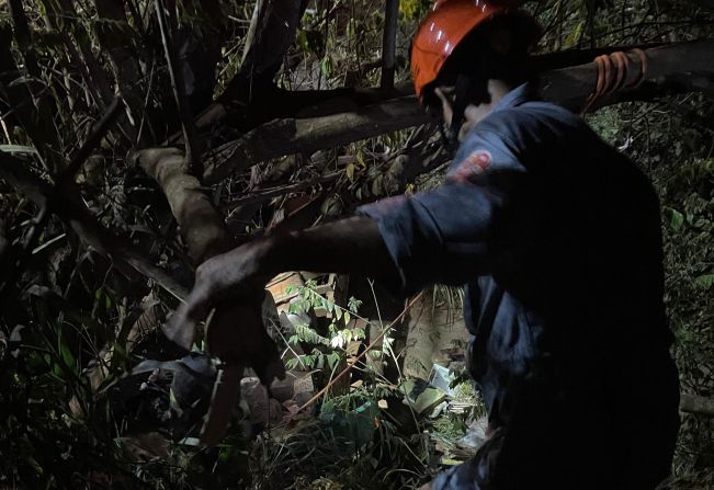 Motorista morre após caminhão cair em barranco de ponte em Aracanguá
