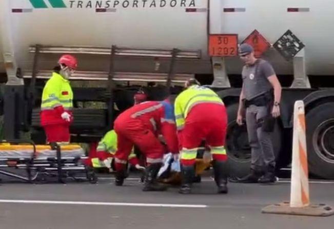 Motociclista sofre fratura exposta após cair embaixo de caminhão em rodovia