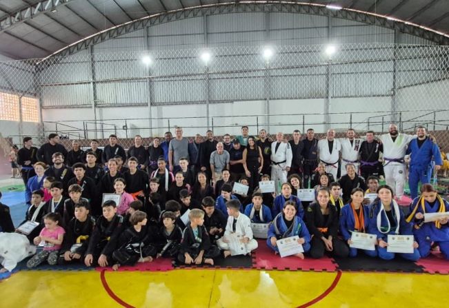 Auriflama sedia graduações de jiu-jitsu e muay thai