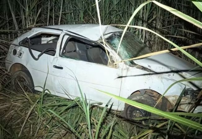 Motorista morre após capotagem em estrada rural durante a noite