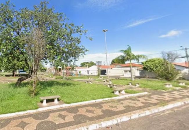 Homem é morto e jovem é baleada na cabeça durante ataque em praça pública