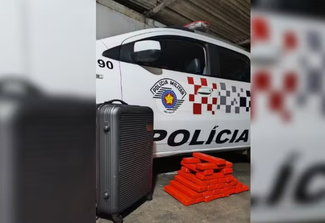 Mulher aciona a polícia após ter mala trocada por outra com 30 tijolos de maconha durante viagem de ônibus