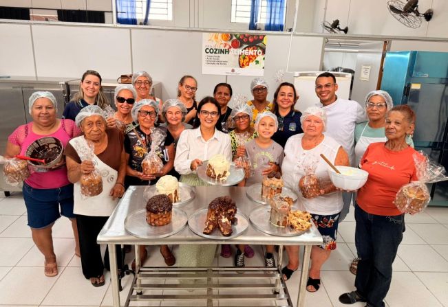 Prefeitura de Auriflama realiza oficina de panetones com idosos atendidos pelo CRAS