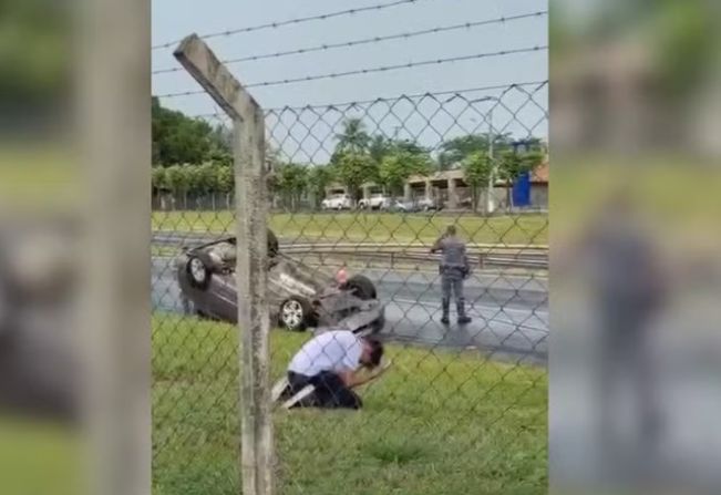 Adolescente é filmado ajoelhado em oração após carro capotar em rodovia