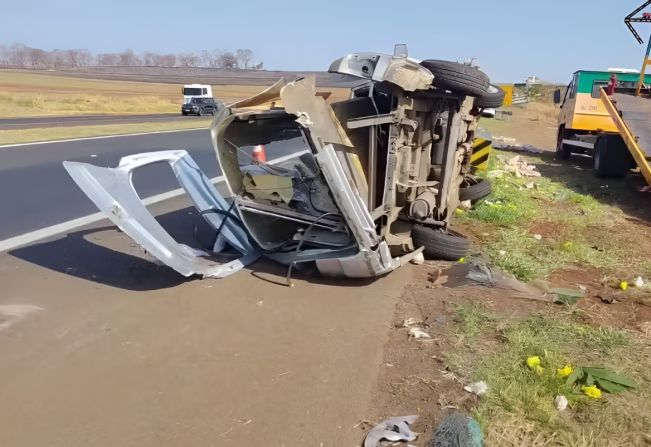 Carro funerário capota e caixão é arremessado para fora após colisão