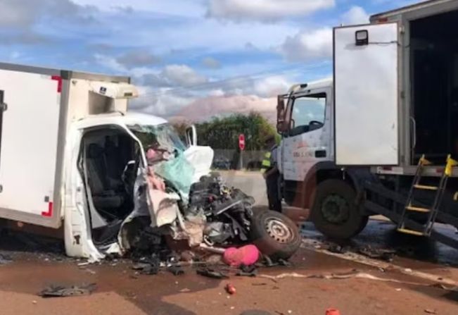 Acidente entre caminhões deixa passageiro em estado grave em rodovia 