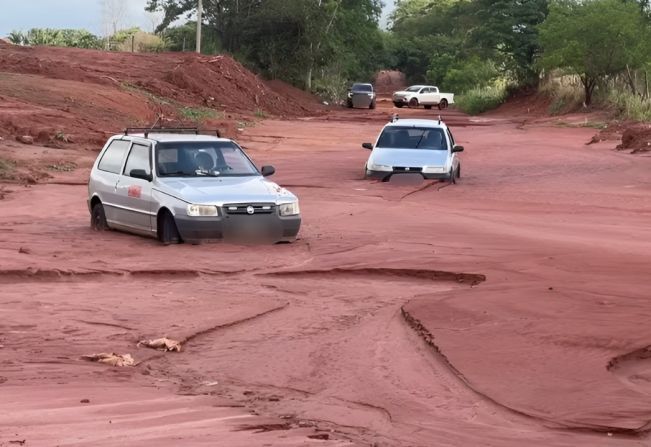 Casas são interditadas após deslizamento de terra provocado por forte chuva