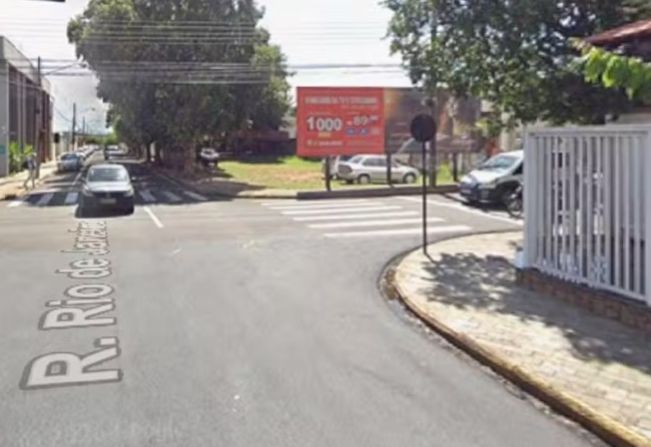 Idosa de 72 anos morre após colisão entre moto e carro em cruzamento