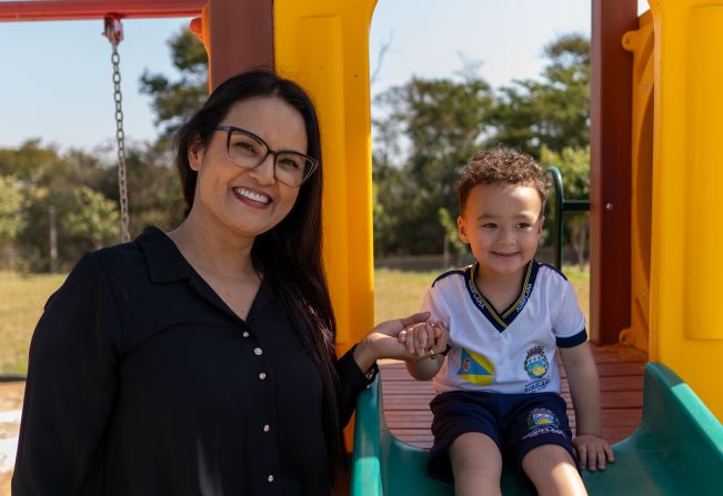 Katia Morita entrega novos uniformes escolares a mais de mil alunos