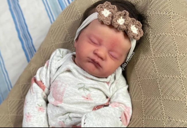 Homem é preso após bater em criança de 4 meses achando ser bebê reborn