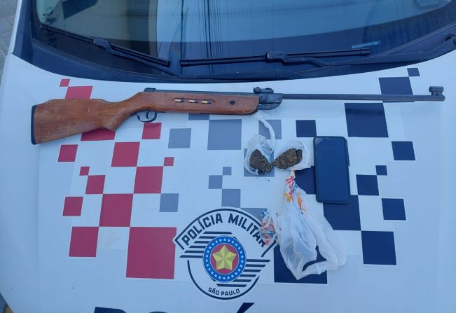 Operação conjunta da PM apreende arma e drogas e prende suspeito em bairro de Auriflama