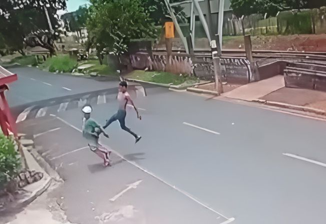 Suspeito de agredir idoso com ‘voadora’ e roubar celular é preso na região 