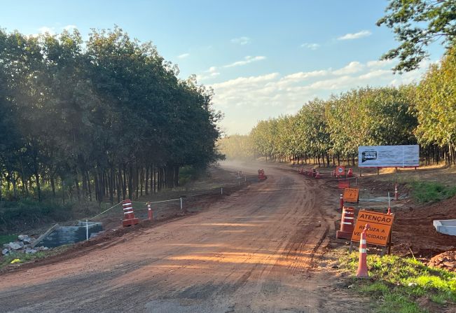 Prefeitura de Guzolândia interdita estrada GUZ-115 para obras de pavimentação