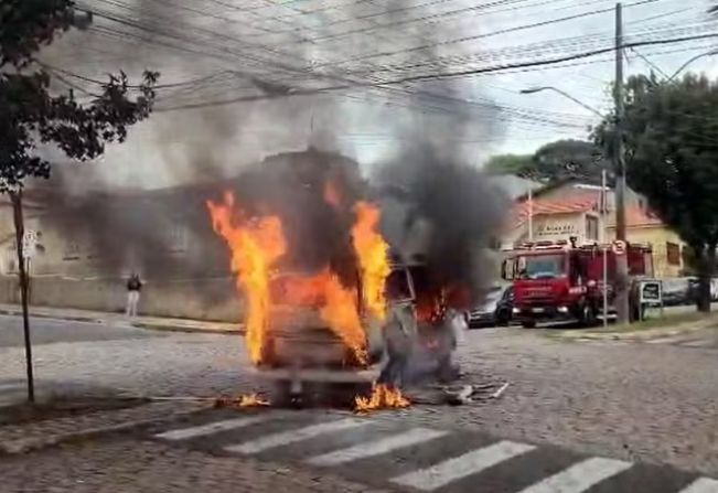 Kombi de prefeitura é destruída por incêndio em avenida