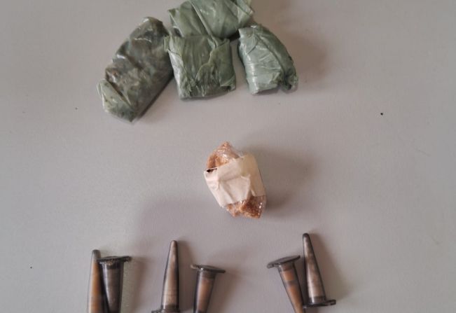 Homem é preso em flagrante com cocaína, maconha e crack escondidos dentro de boné 