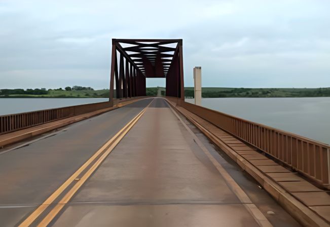 Trabalhadores caem no Rio Tietê após estrutura metálica de ponte ceder; um deles está desaparecido