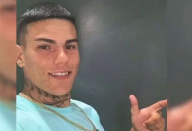 Jovem morre após perder controle de moto e bater em poste em avenida