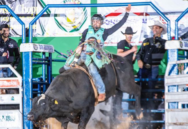 Auriflamense Kelvin Boneto conquista 3º lugar em montaria em touros na EFAPI Expo no Paraná