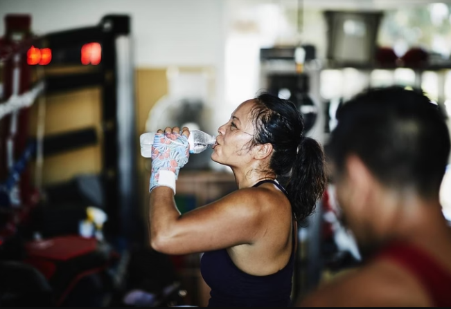 Calorão pode causar desidratação e mal-estar; saiba como se proteger