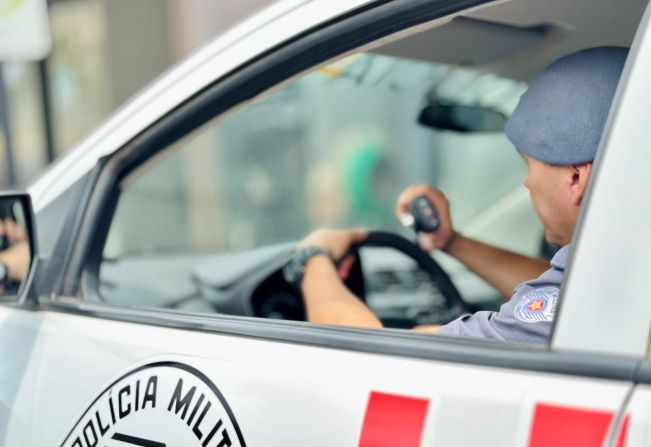 Motoboy é preso em Auriflama com arma, drogas e quase R$ 3 mil após tentar fugir da polícia