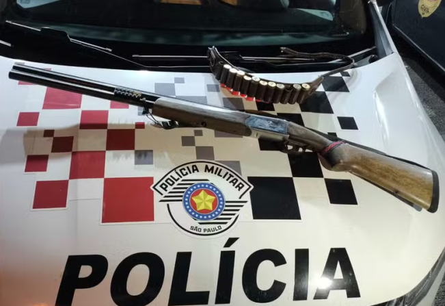 Homem usa espingarda para ameaçar a própria família após esposa se negar a manter relação sexual
