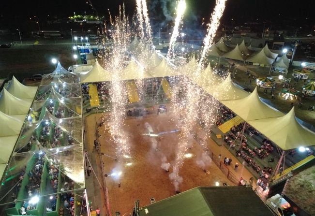 Rodeio lota recinto e marca retorno histórico da Festa do Peão em Guzolândia