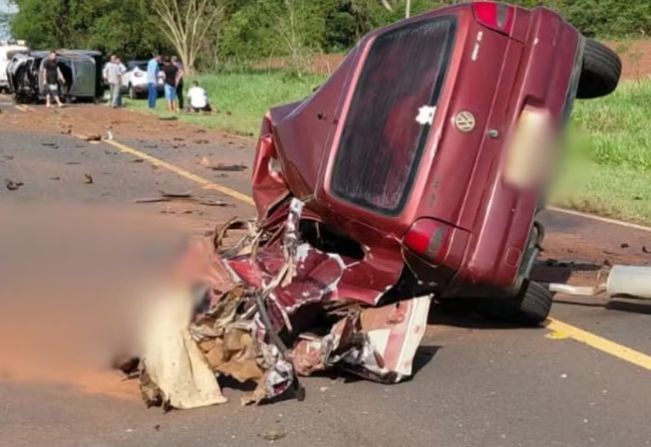 Casal morre após colisão frontal entre carro e caminhonete em rodovia