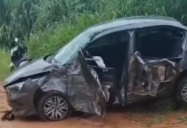 Motorista tenta cruzar rodovia, é atingido por caminhão, capota e cai em barranco