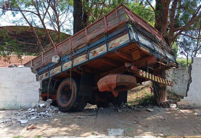 Caminhão perde o controle e destrói muro de escola em Auriflama