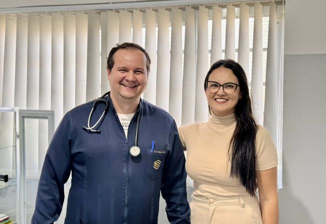 Prefeita Katia Morita apresenta novo médico da unidade de saúde da Vila Cachopa