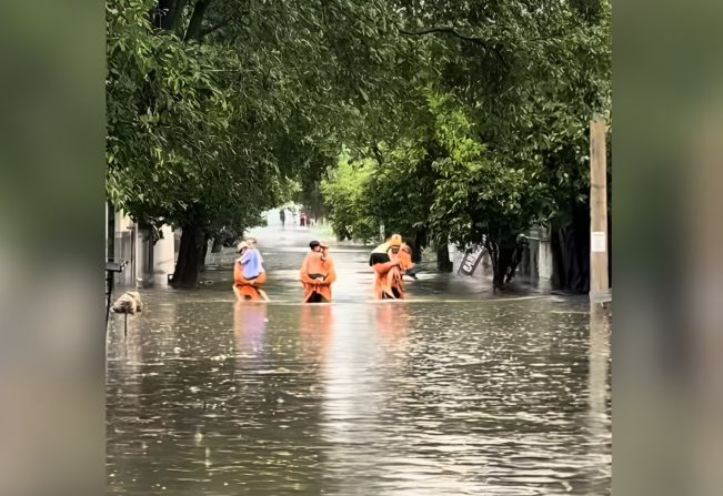 Crianças são resgatadas após lagoa transbordar durante forte chuva na região 