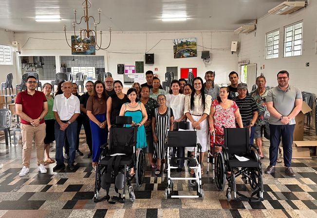 Saúde de Auriflama entrega cadeiras de rodas em parceria com Hospital Ritinha Prates