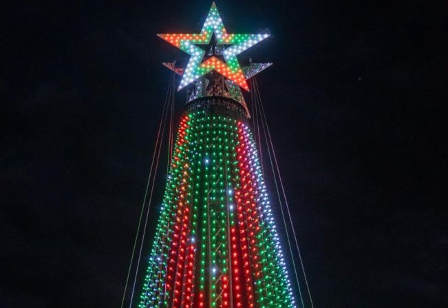 Árvore de Natal que muda de cor conforme a batida das músicas encanta Auriflama